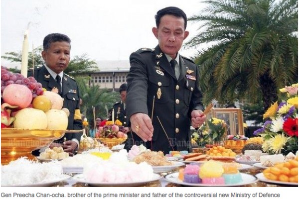 Preecha Chan-ocha, secrétaire d'Etat permanent à la Défense et frère cadet du Premier Ministre thaïlandais, Prayuth Chan-ocha, est accusé de népotisme après avoir nommé son fils à un poste dans la 3ème Armée. Copie d'écran du “Bangkok Post”, le 19 avril 2016.