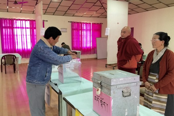 Lors des élections législatives du gouvernement tibétain en exil à Dharamsala le 20 mars 2016.