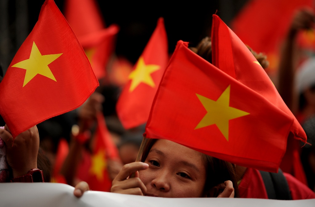 Drapeaux vietnamiens agités lors d'une marche de protestation devant le consulat de Chine à Manille le 25 février 2016