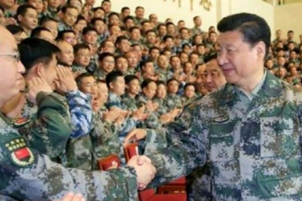 Xi Jinping dans son nouvel uniforme . Copie d'écran du “South China Morning Post”, le 21 avril 2016.