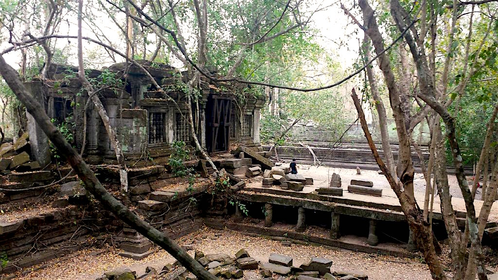 Sur la route de 100 kilomètres reliant le Preah Khan de Kompong Svay à Angkor, le temple de Beng Mealea, construit sous le règne de Suryavarman II entre 1112 et 1152.
