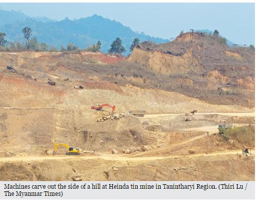 Des machines creusent à côté d'une colline recueillant des mines d'étain dans la province du Tanintharyi. Copie d'écran du site "The Myanmar Times", le 25 mai 2016.