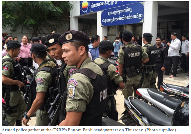 Des policiers armés sont rassemblés devant le siège du CNRP à Phnom Penh jeudi 26 mai. Copie d'écran du “Cambodia Daily”, le 27 mai 2016.