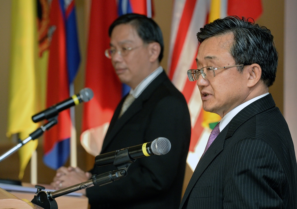Liu Zhenmin, vice-ministre chinois des Affaires étrangères, en conférence de presse avec Chee Wee kiong, secrétaire permanent aux Affaires étrangères de Singapour après le 22ème sommet Chine-ASEAN de consultations des hauts responsables à Singapour le 28 avril 2016.
