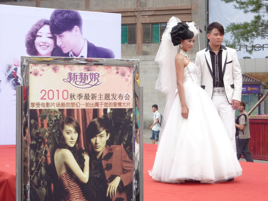 Faire rêver et impressionner famille et entourage, c'est l'objectif des agences de mariage chinoises qui organisent défilés et événements afin de proposer leurs prestations. Ici à Xian, en 2010.
