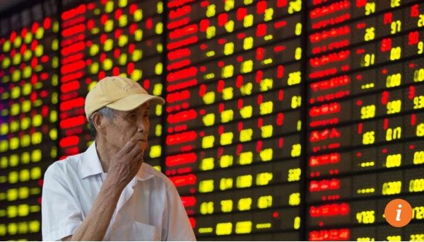 Un investisseur suit les mouvement de stock à la salle des marchés de Nankin, la capitale de la province du Jiangsu. Copie d'écran du "South China Morning Post", le 18 mai 2016.
