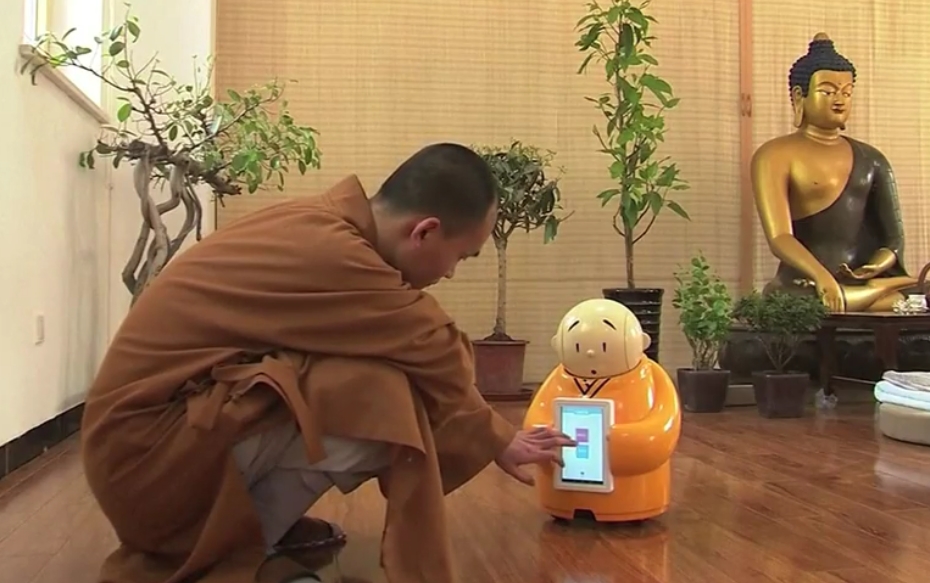 Dans la banlieue de Pékin, Xian'er le robot-moine diffuse la voix du bouddhisme. Copie d'écran du "Straits Times", le 22 avril 2016.