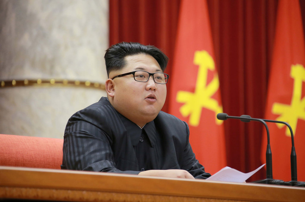 Derrière Kim Jong-un, le drapeau rouge du Parti des travailleurs. Aux traditionnels marteau et faucille du communisme, le fondateur de la Corée du Nord, Kim Il-sung, a ajouté le pinceau, symbole tout confucéen de l'importance des lettres et de la culture.