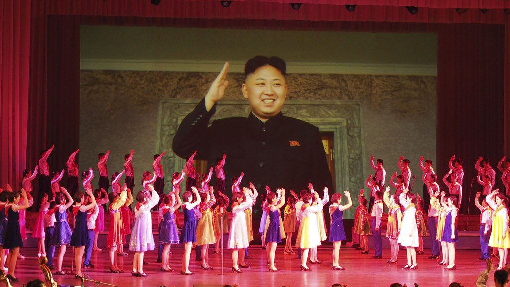 Jeu de propagande en Corée du Nord sous le portrait géant de Kim Jong-un, en 2015.