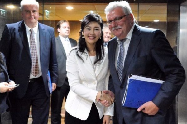 Mardi 17 mai à Bangkok : Werner Langen, le président de la délégation de parlementaires européens pour l'Asie du sud est, sert la main de l'ancienne Premier ministre Yingluck Shinawatra. Copie d'écran du site "Khaosod", le 19 mai 2016.