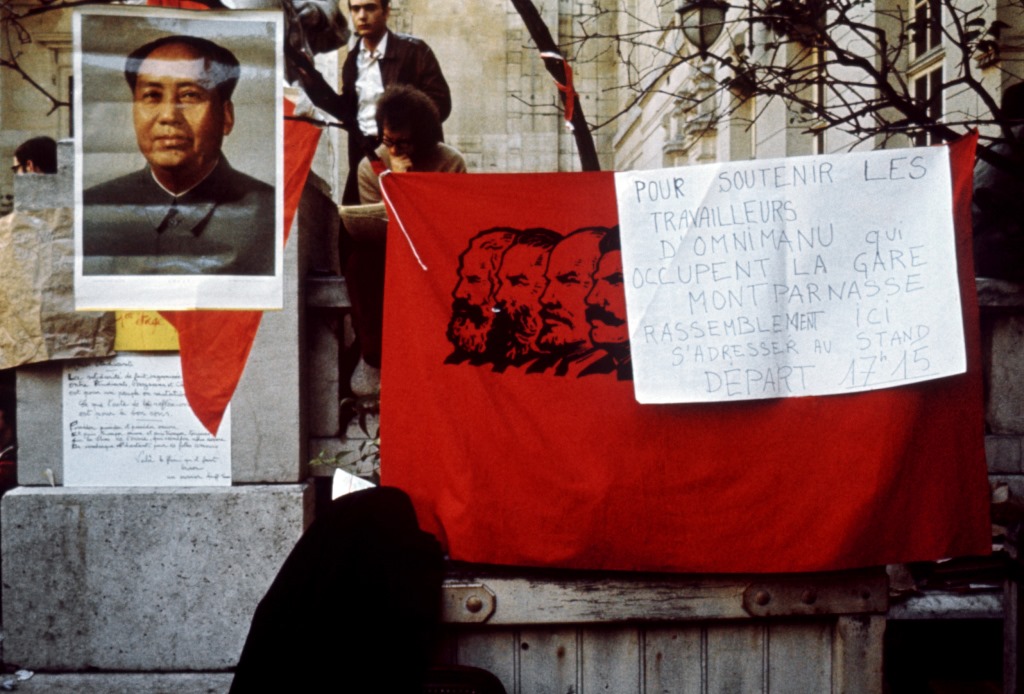 Dans la cour de l'université de Paris-Sorbonne, occupée par des étudiants contestataires, un portrait de Mao Zedong et un drapeau pro-maoiste sont accrochés au mur au mois de mai 1968.