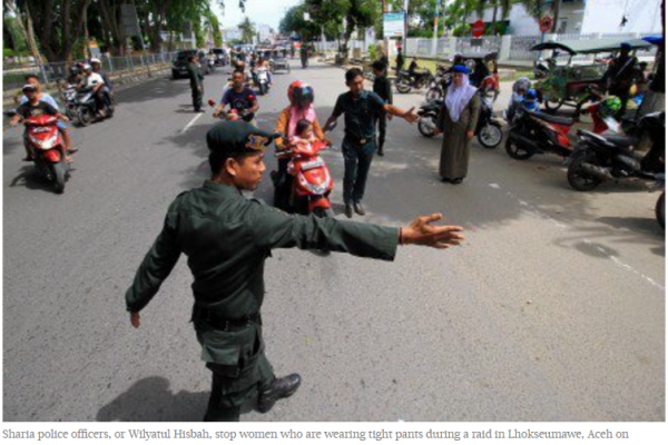 Un officier de la "police de la charia" arrête les femmes qui portent des pantalons trop étroits dans la ville de Lhokseumawe. Copie d'écran du “Jakarta Post”, le 27 mai 2016.
