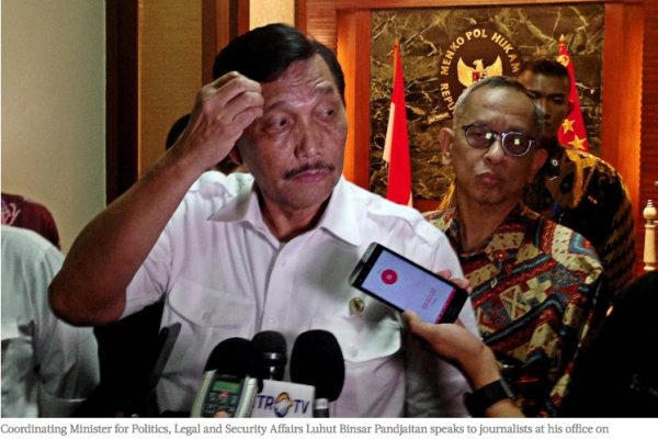 Le ministre indonésien chargé de la coopération des affaires politiques, judiciaire et de sécurité, Luhut Binsar Pandjaitan, répond à des journalistes dans les locaux du ministère, le mercredi 18 mai. Copie d'écran du "Jakarta Post", le 20 mai 2016.