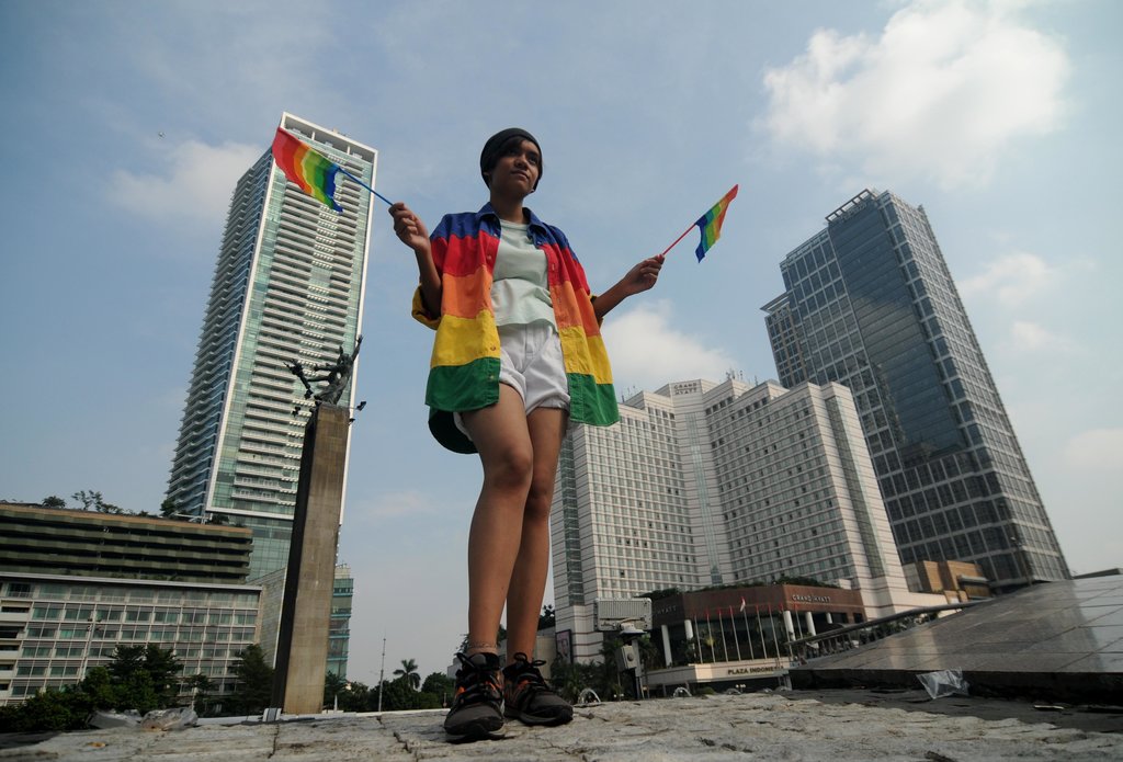 Le 17 mai 2016, un jeune manifestant pro-LGBT marche dans Jakarta à l'occasion de la journée internationale contre l'homophobie.