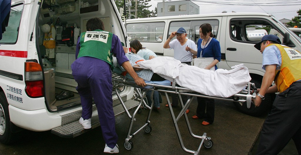 Une ambulance en action à Kashiwazaki (préfecture de Niigata) au Japon, le 17 juillet 2007.
