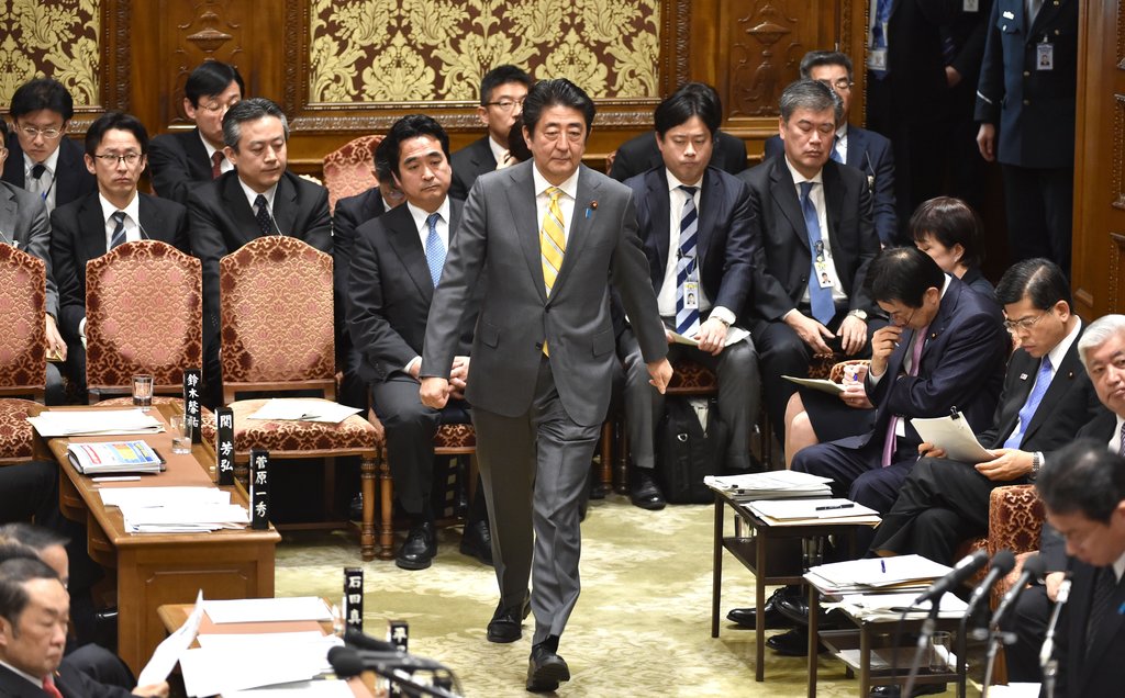 Le Premier ministre japonais Shino Abe arrive à la Diète pour une session du comité du budget le 3 février 2016.