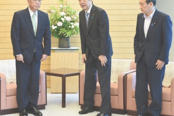Le gouverneur d'Okinawa, Takeshi Onaga, a demandé à rencontrer Barack Obama, en visite au Japon, après les aveux du meurtre d'une jeune japonaise par un Américain employé sur la base militaire américaine de la ville. Copie d'écran de "The Mainichi", le 23 mai 2016.