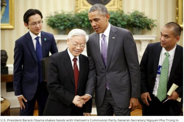 Barack Obama et Nguyen Phu Trong, secrétaire général du Parti communiste vietnamien, en juillet 2015, dans le Bureau ovale de la Maison Blanche. A la veille de la venue du président américain, le Vietnam espère une levée définitive de l'embargo. Copie d'écran de The Japan Times, le 12 mai 2016