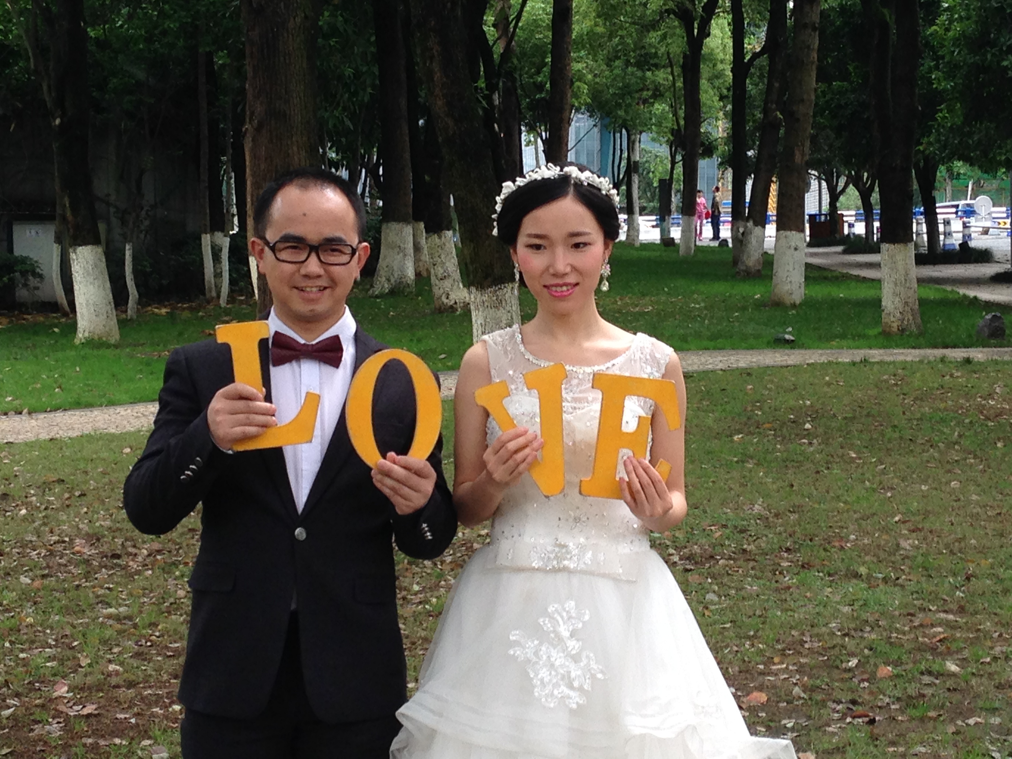 Jeunes mariés dans un parc de Chongqing en Chine, en avril 2016
