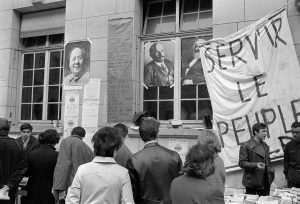 Les étudiants en grève sont rassemblées dans la cour intérieure de la Sorbonne occupée, à Paris, le 20 mai 1968, pendant les événements de mai-juin 1968. Une banderole avec le slogan "Servir le peuple" est déployée à côté d'affiches de Mao Zedong, Lénine et Karl Marx.