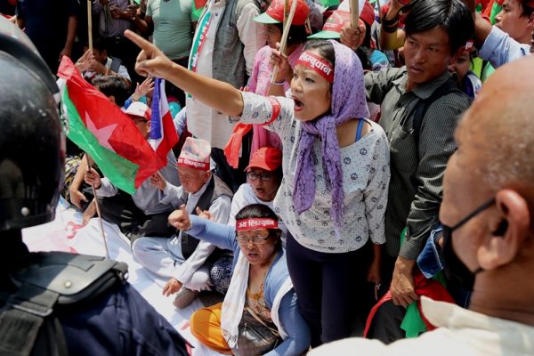 Des manifestants de l'Alliance Fédérale au Népal crient des slogans contre la nouvelle Constitution, accusée de discrimination envers les minorités ethniques, près de la résidence du Premier ministre népalais à Katmandou, le 17 mai 2016.