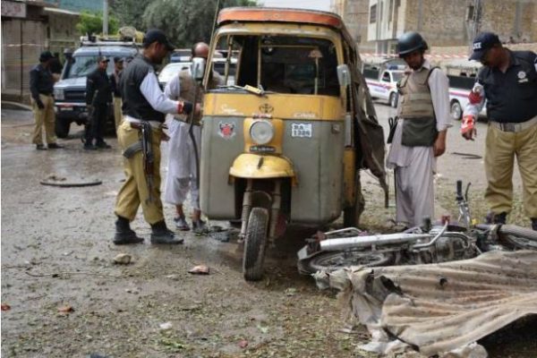 La police examine le site de l'explosion à Quetta, dans la province du Balouchistan, au sud-ouest du Pakistan. Copie d'écran de "The Express Tribune", le 12 mai 2016.