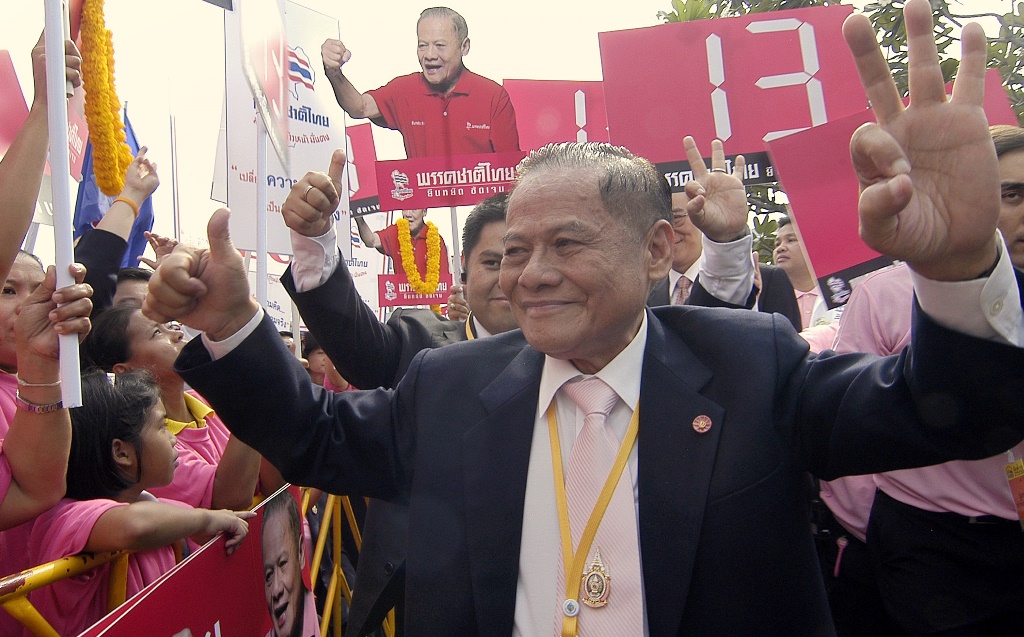 Dans ce cliché du 7 Novembre 2007 à Bangkok, l'ancien Premier ministre Banharn Silpa-archa est en plein bain de foule avec ses supporters après le dépôt de sa candidature aux élections législatives. Vétéran de la politique thaïlandaise, Banharn est mort le 23 avril 2016 à l'âge de 83 ans.