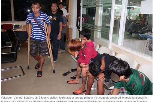 Le suspect (en béquille) a déclaré devoir recommencer le trafic d'être humains pour financer des frais médicaux liés à un accident de la route. Copie d'écran du site "The Bangkok Post", le 25 mai 2016.