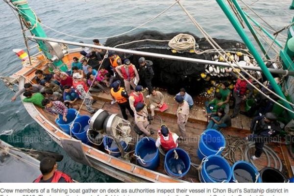 En février 2016, les membres de l'équipage d'un bateau de pêche sont rassemblés sur le pont, pendant que les autorités inspectent leur navire. L'inspection fait partie d'un programme d'entrainement du centre de commande pour combattre la pêche illégale et le travail forcé. Copie d'écran du "Bangkok Post", le 24 mai 2016.