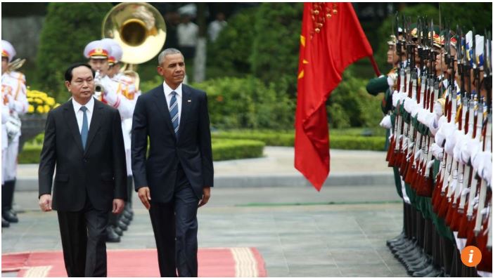 Barack Obama et son homologue vietnamien Tran Dai Quang lors d'une cérémonie de bienvenue au Palais présidentiel de Hanoï. Copie d'écran du site "The South China Morning Post", le 23 mai 2016.