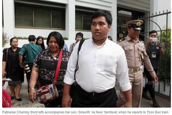 La mère du militant anti-coup d'Etat "Ja New" est accusée d'avoir insulté la monarchie dans un échange de sms avec un militant du même groupe que son fils. "Rohingya". Copie d'écran du “Bangkok Post”, le 6 mai 2016.