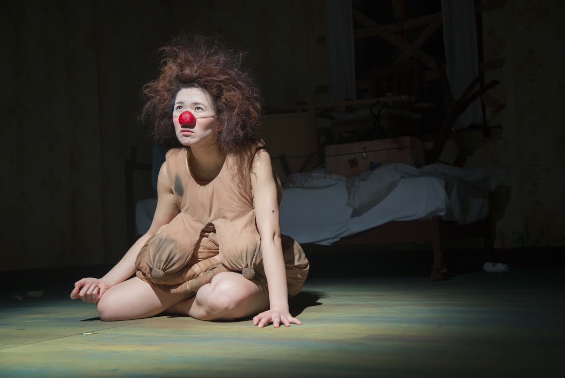 La comédienne taïwanaise Huang Kai-lin, clown triste dans sa pièce "Mamma Luna"