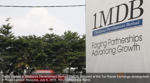 Une voiture passe devant un panneau du fonds 1Malaysia Development Berhad (1MDB) à Kuala-Lumpur en Malaisie. Copie d'écran de “Channel News Asia”, le 1er juin 2016.