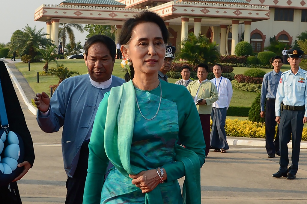 Nommée Conseillère d'Etat et ministre des Affaires étrangères le 30 mars 2016, Aung San Suu Kyi se prépare sur cette photo à faire sa première visite officielle, de l'aéroport de Naipyidaw en partance pour le Laos, le 6 mai 2016.