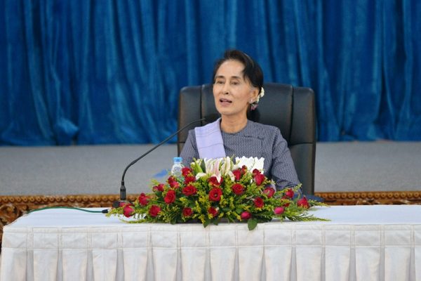 Aung San Suu Kyi, chef de la diplomatie birmane et Premier ministre de facto, rencontre les diplomates étrangers au ministère birman des Affaires étrangères à Naypidaw, le 22 avril 2016.