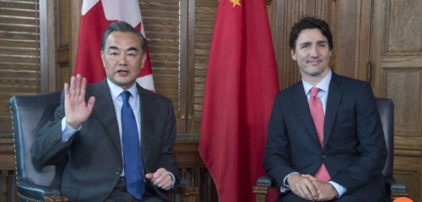 Le ministre chinois des Affaires étrangères, Wang Yi, ici avec le Premier ministre canadien Justin Trudeau, s'est emporté après une question portant sur les droits de l'homme. Copie d'écran du “South China Morning Post”, le 2 juin 2016.