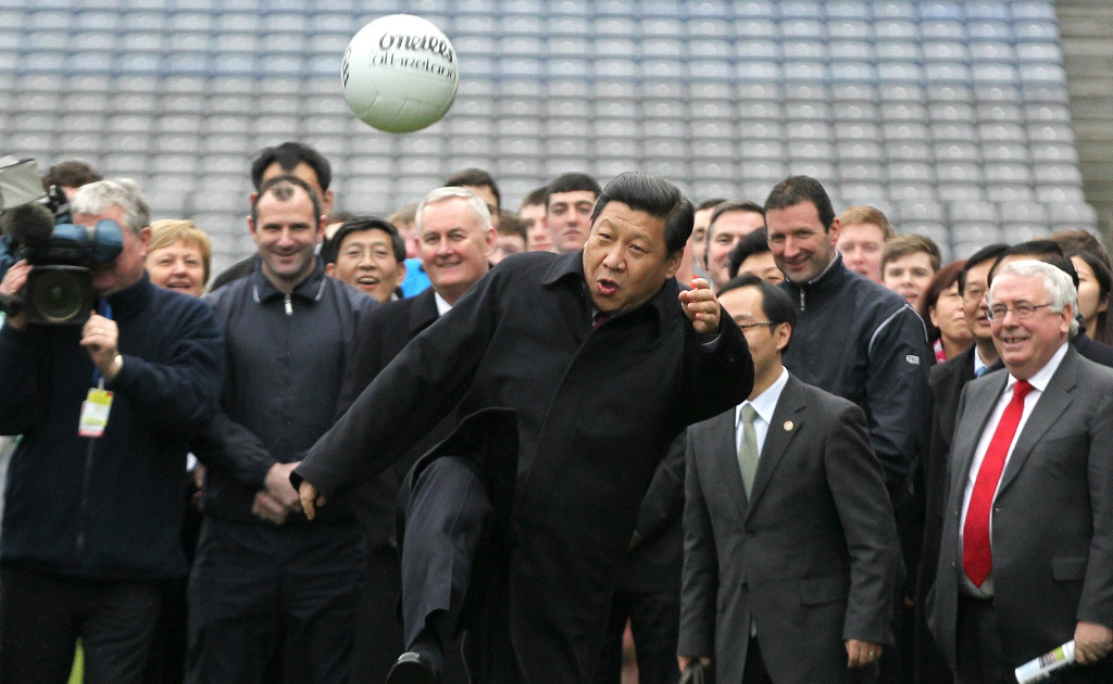 Xi Jinping, lorsqu'il était encore vice-président de la Chine, en en pleine démonstration de football au Croke Park de Dublin, le 19 février 2012. Il poursuit une visite officielle de trois jours en Irlande.