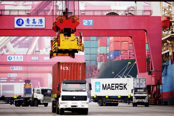 Camions transportant des conteneurs sur le port de Qingdao en Chine, le 12 avril 2016.