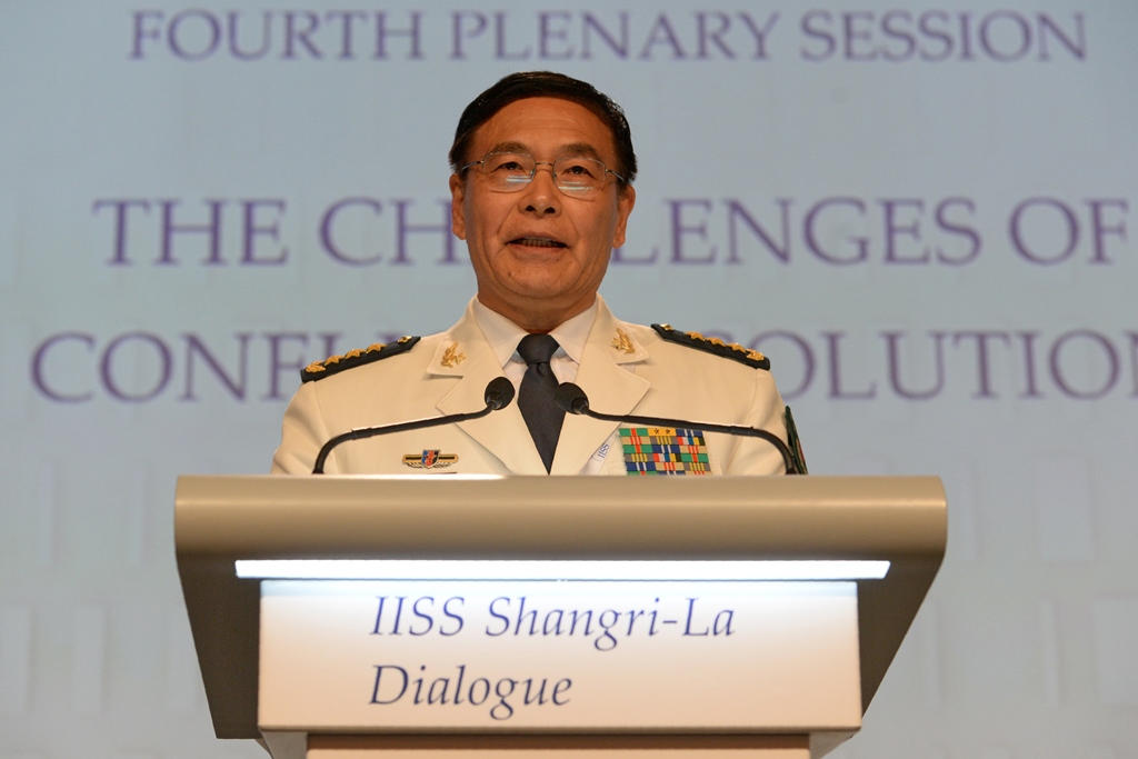 L'amiral chinois Sun Jianguo, chef adjoint de l'etat-major de l'Armée populaire de Libération (ALP), lors de son discours à la session pléniaire du 15ème Shangri-La Dialogue sur la sécurité en Asie-Pacifique, à Singapour le 5 juin 2016.