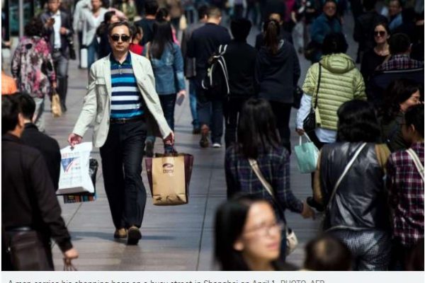Une rue commerciale de Shanghai, le 1er avril dernier. Les entreprises étrangères se plaignent des nouvelles lois chinoises qui pèsent sur leurs activités. Copie d'écran du “Straits Times”, le 7 juin 2016.