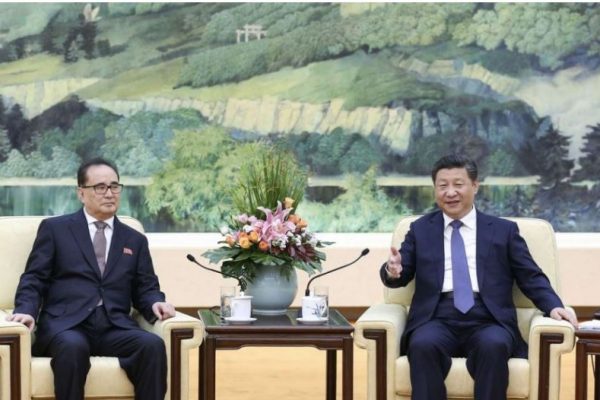 Pékin, mercredi 1er juin. Ri Su-yong (à gauche) est le premier haut dignitaire nord-coréen à rencontrer le président chinois depuis 3 ans. Copie d'écran du “South China Morning Post”, le 2 juin 2016.