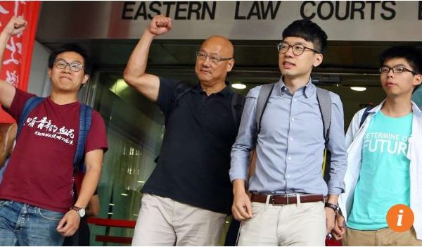 Les quatre inculpés pour "obstruction à la police" ont été acquittés. De gauche à droite Raphael Wong, Albert Chan, Nathan Law et Joshua Wong. Copie d'écran du “South China Morning Post”, le 7 juin 2016.