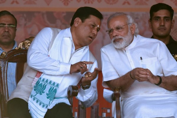 Le Premier ministre indien Narendra Modi écoute Sarbananda Sonowal le nouveau ministre en chef de l'Etat d'Assam, au nord-est de l'Inde, lors de sa cérémonie d'investiture à Guwahati le 24 mai 2016.