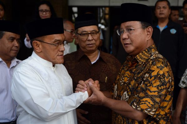 Prabowo Subianto, candidat à la présidentielle indonésienne de 2014 sert la main du magnat des médias Aburizal Bakrie, leader parti Golkar après un meeting avec des organisations islamiques à Jakarta, le 15 juillet 2014.