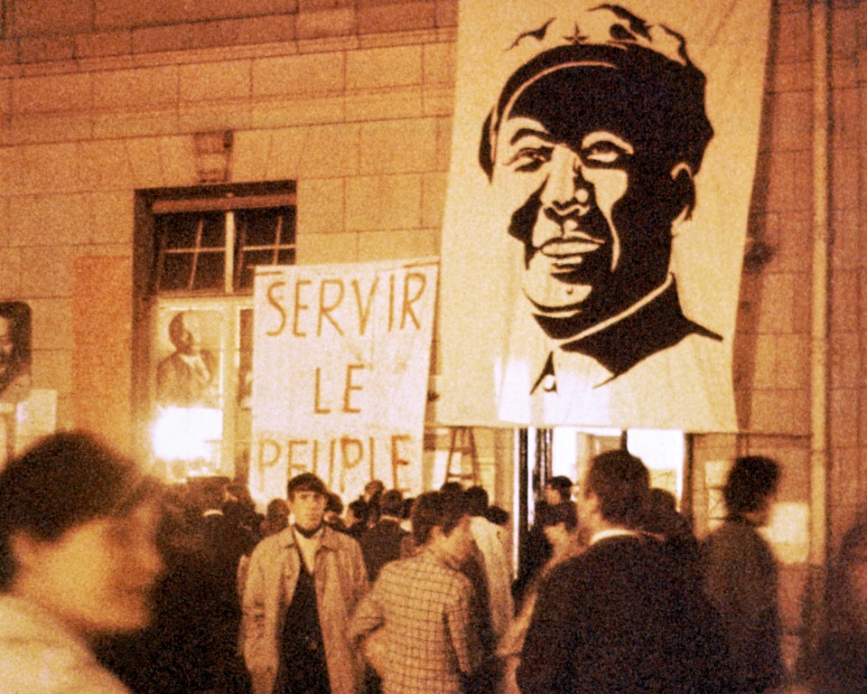 Dans la cour de l'université de Paris-Sorbonne, occupée par des étudiants contestataires, un portrait du leader chinois Mao Zedong est accroché à un mur le 1er mai 1968.