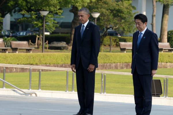 Le président américain Barack Obama et le Premier ministre japonais Shinzo Abe se recueillent devant le cénotaphe des victimes de la bombe A dans le parc du mémorial pour la paix de Hiroshima.