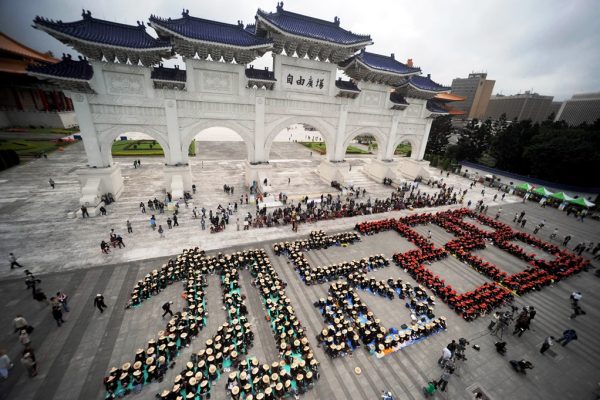 Des militants pro-indépendance forment les caractères "N'oublions pas le 28 février" ("Huwang 228") sur une place de Taipei le 28 février 2009, en mémoire du massacre perpétré par les forces du Kuomintang.