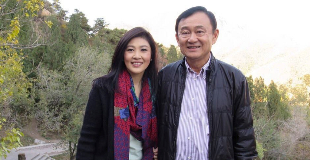 Le frère et la soeur : les deux anciens Premiers ministres thaïlandais, Thaksin et Yingluck, figures de la réussite et de la chute des Shinawatra, ici à Meizhou, dans la province chinoise du Guangdong, en visite dans leur maison ancestrale, le 30 octobre 2014.