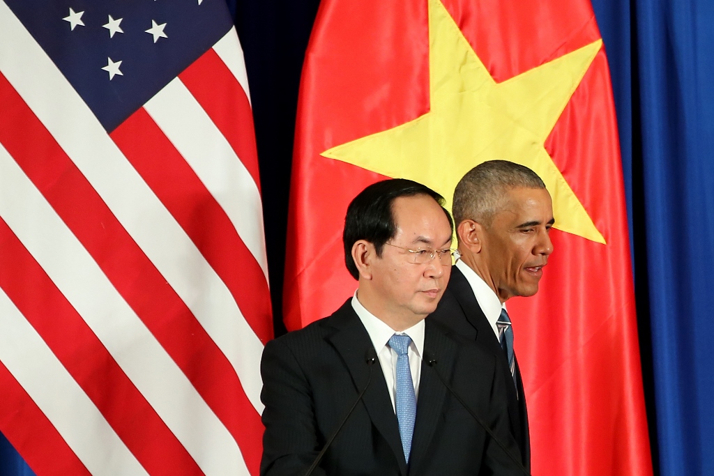 Le président américain Barack Obama et son homologue vietnamien Tran Dai Quang (L) après une conférence de presse à Hanoï le 23 mai 2016.
