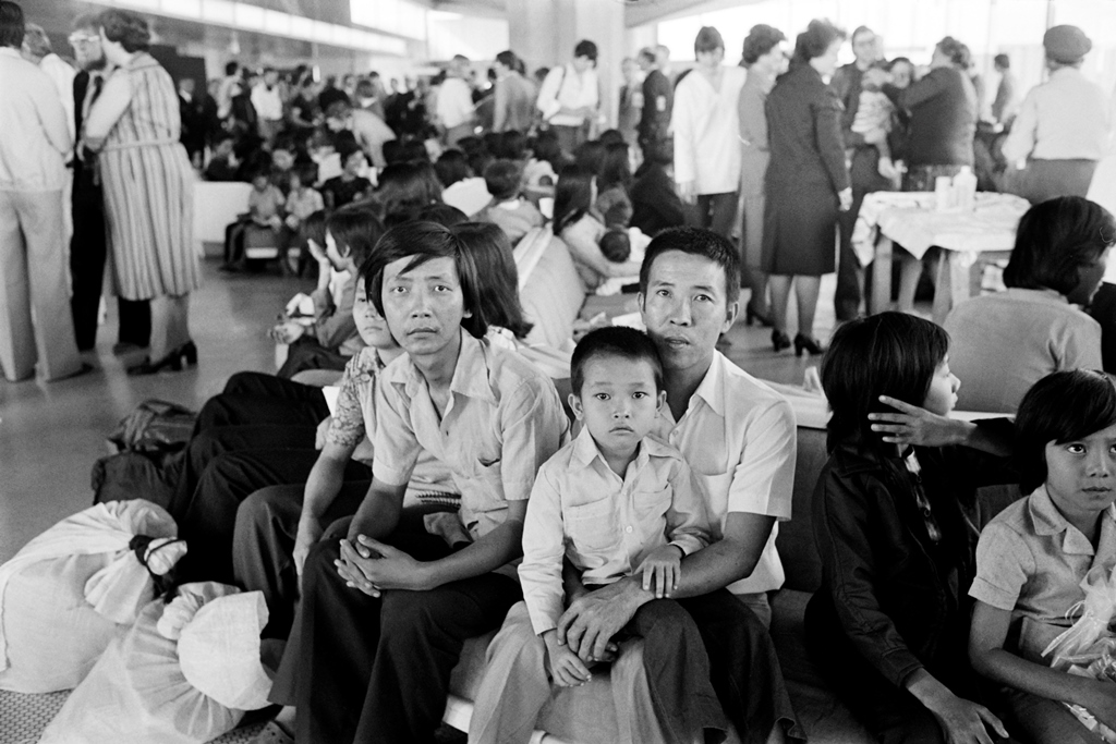 Des réfugiés Vietnamiens à l'aéroport Roissy-Charles de Gaulle, après avoir fui l'Asie depuis Poulo Bidong Island en Malaisie, le 7 juillet 1979.